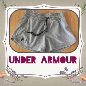 UNDER ARMOUR  - semi fitted shorts - Size: SM