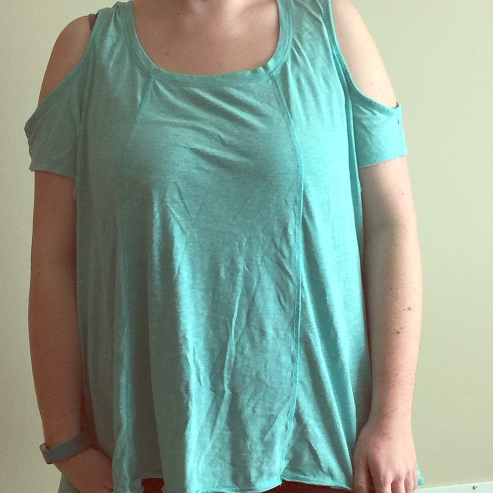 Open shoulder hi-lo casual knit top