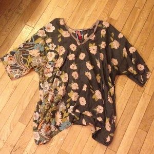 Johnny was 100% silk flowy floral tunic