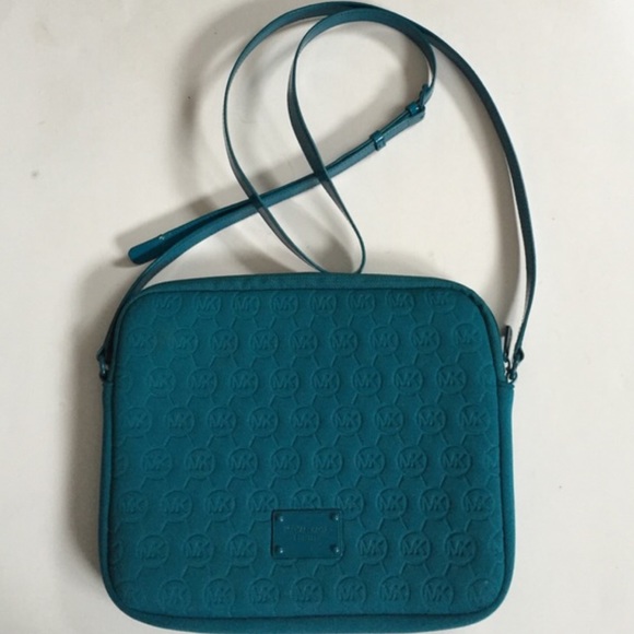 Michael Kors Handbags - EUC Michael Kors case