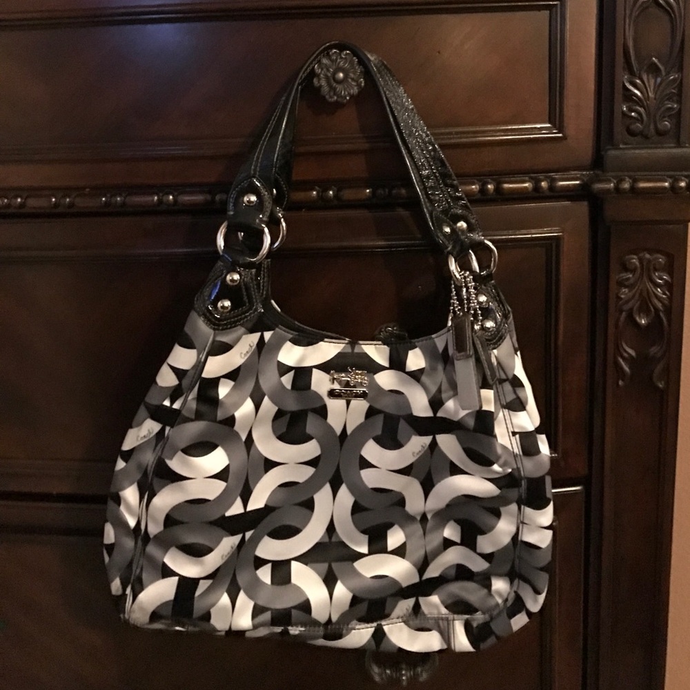Madison Maggie chain link OP art carry all bag