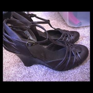 Brown dressy wedge