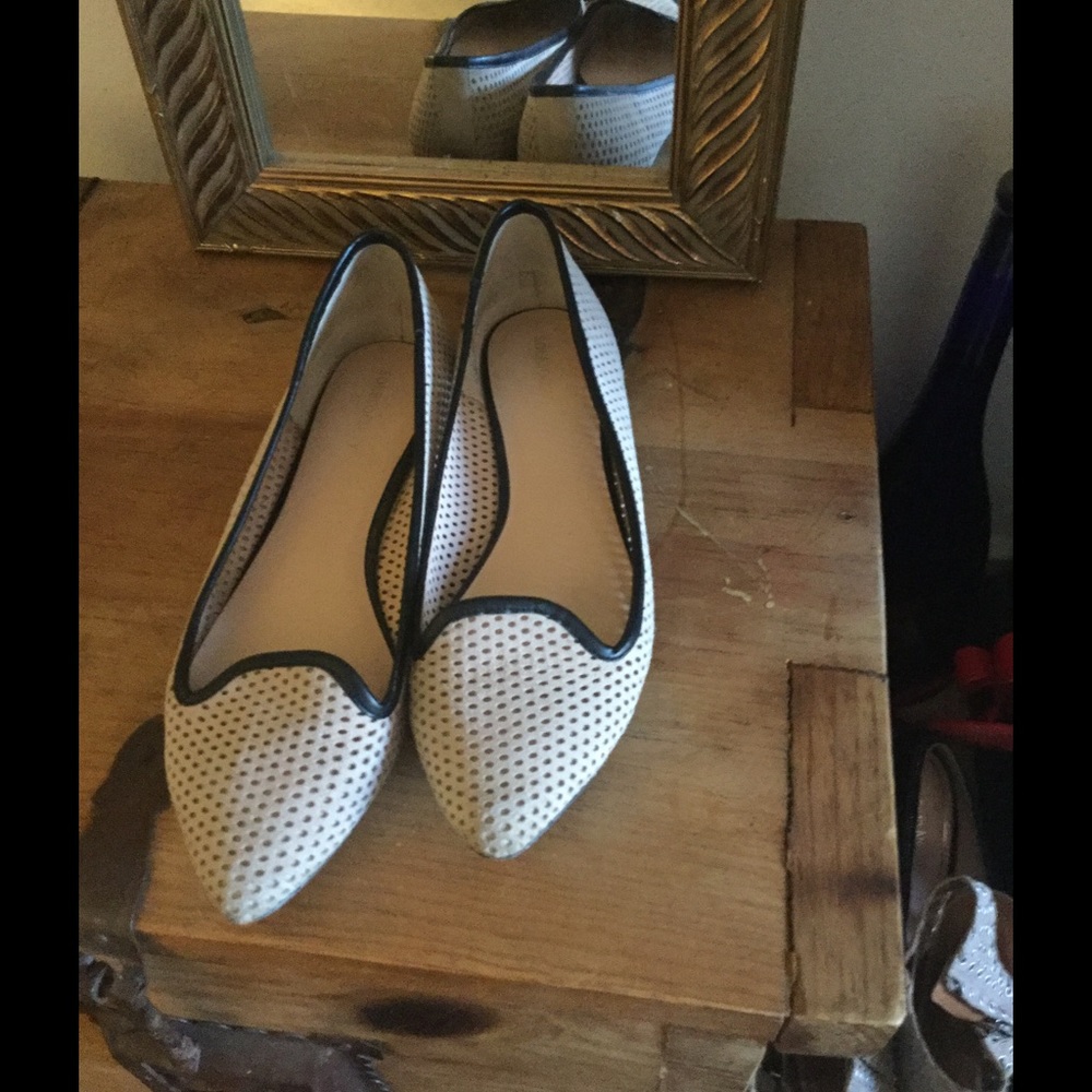 Mesh like black leather and tan flats