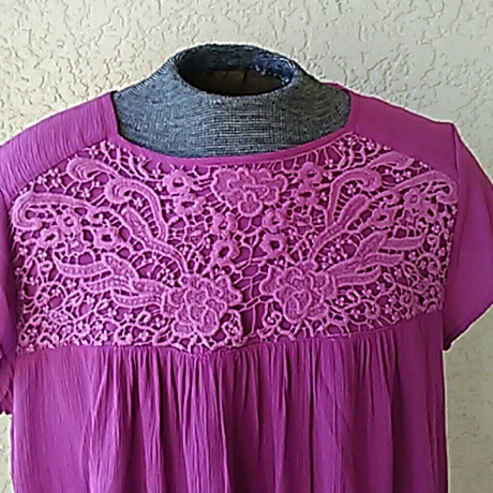 Niclola hiller top