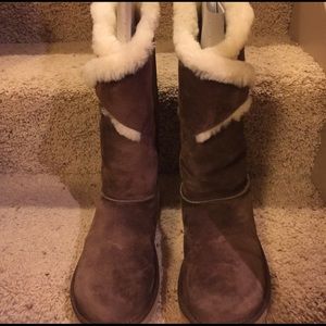 Ugg "Messenger " boot. Size 8.