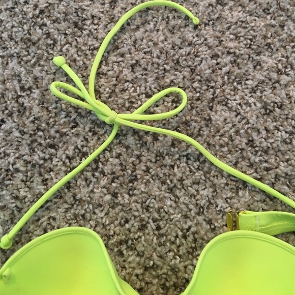 ❗️SOLD❗️VS- Bikini top - Picture 4 of 4