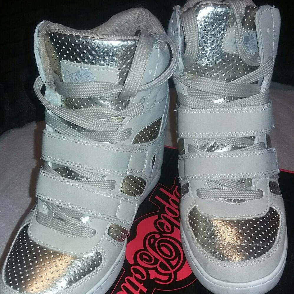 Sneaker shoes