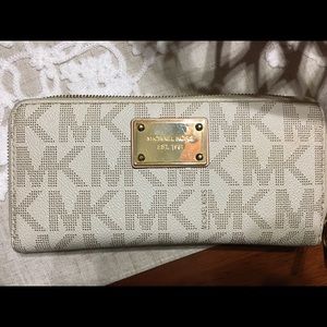 Michael Kors Vanilla Signature Zip Up wallet