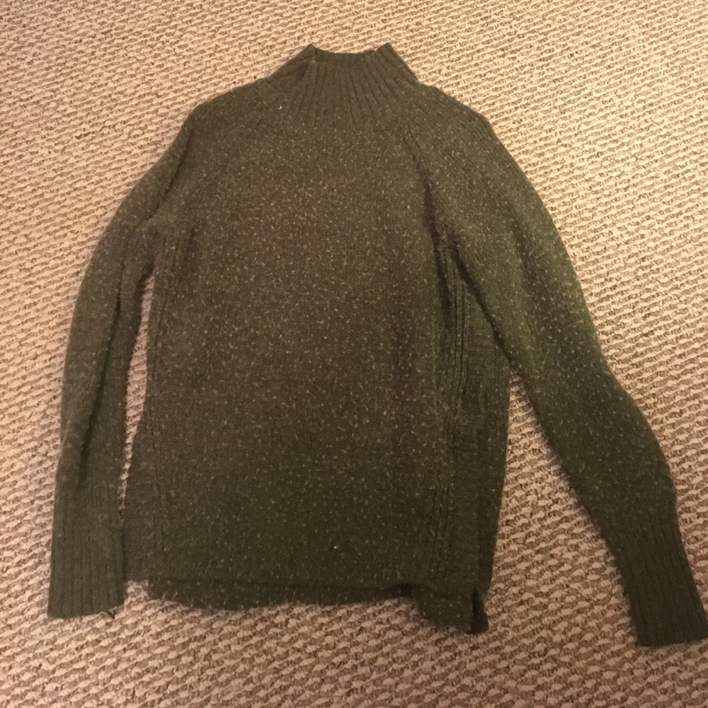 💚 AEO high low olive turtle neck 💚