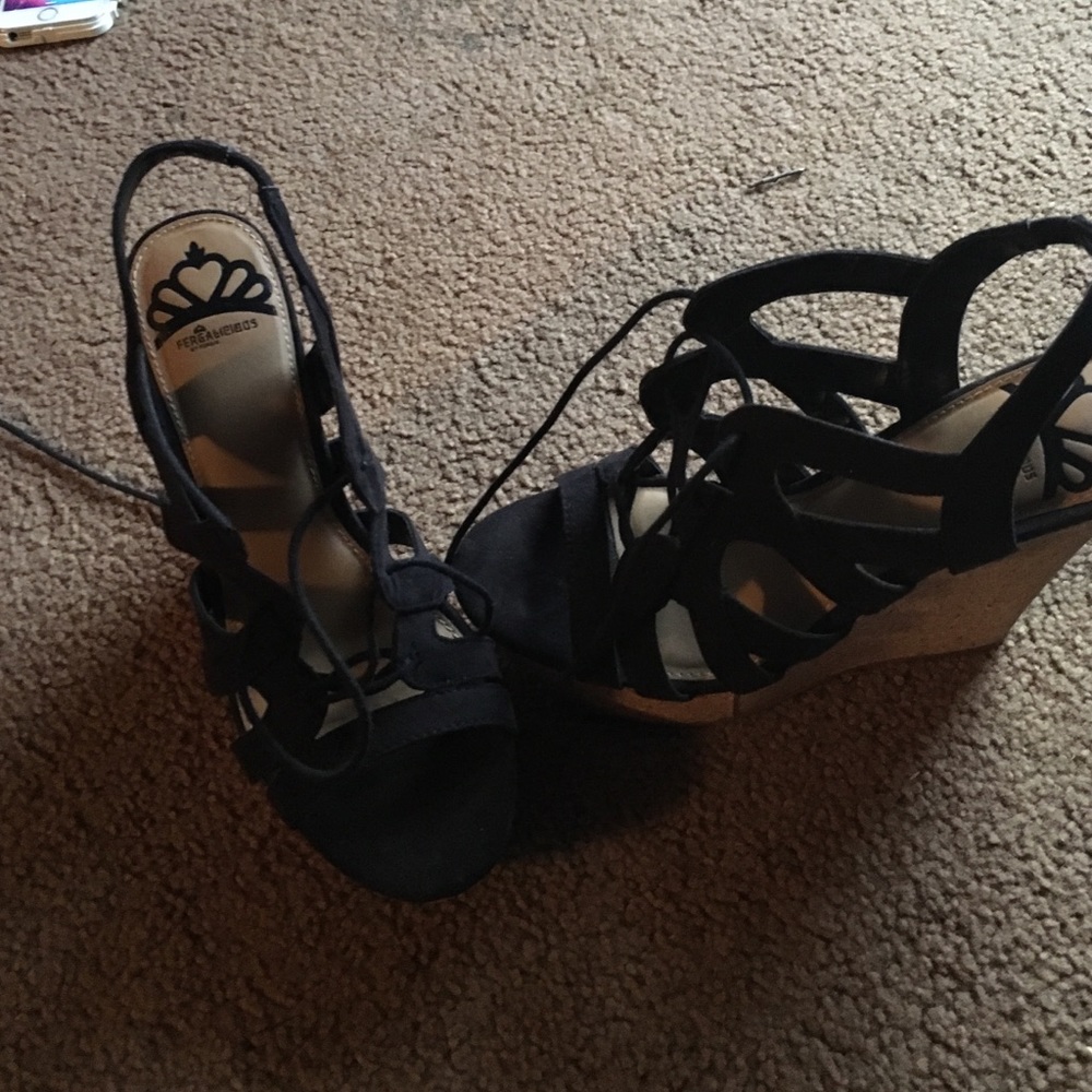 Black wedge w laces