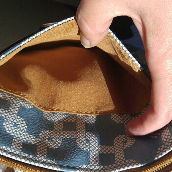 Rosetti Crossbody Hansbag - Picture 4 of 6