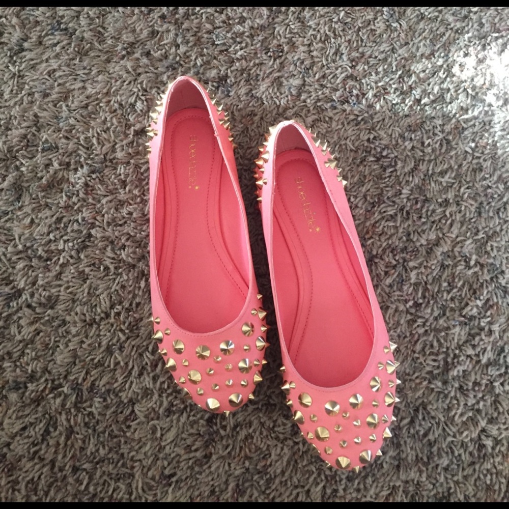 Shoedazzle peach studded flats