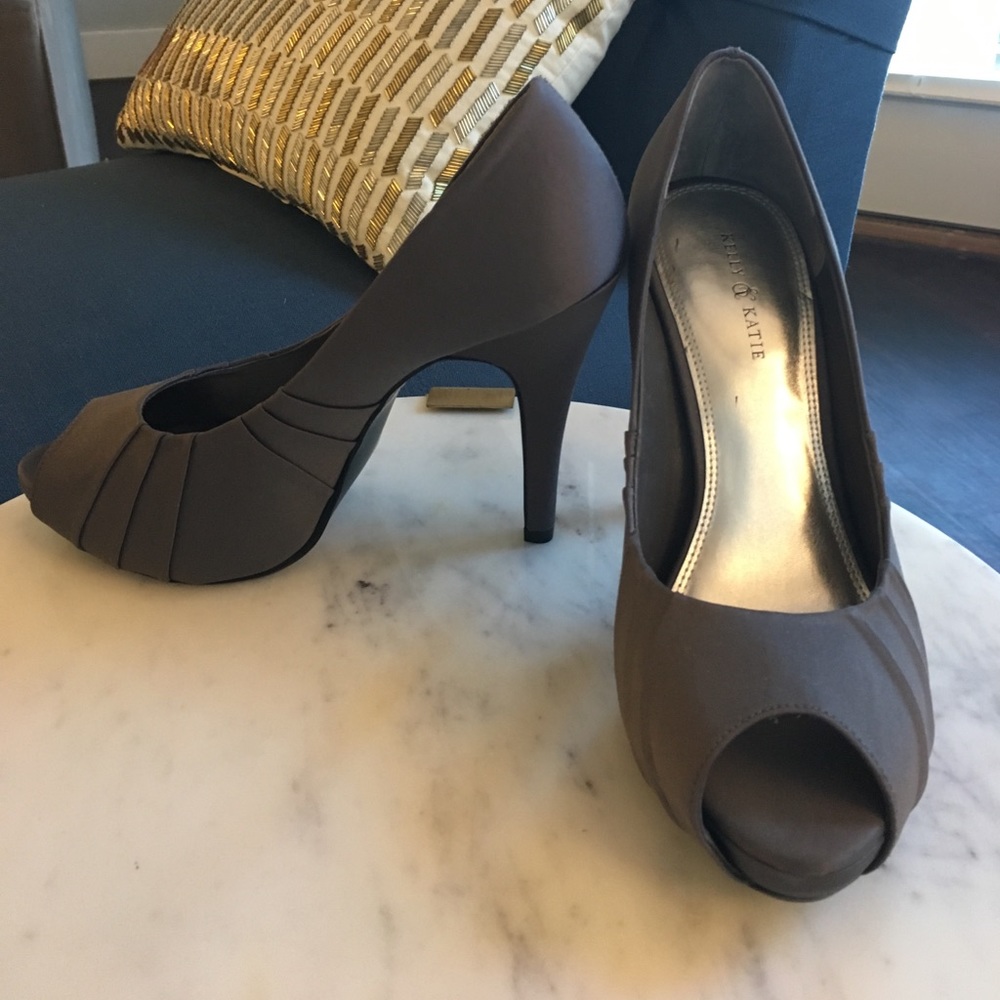 NWOT Kelly & Katie Grey Pumps Heels Size 8.5