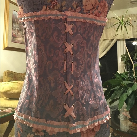GORGEOUS 😍 Bustier/Corset & Matching Thongs! - Picture 2 of 7