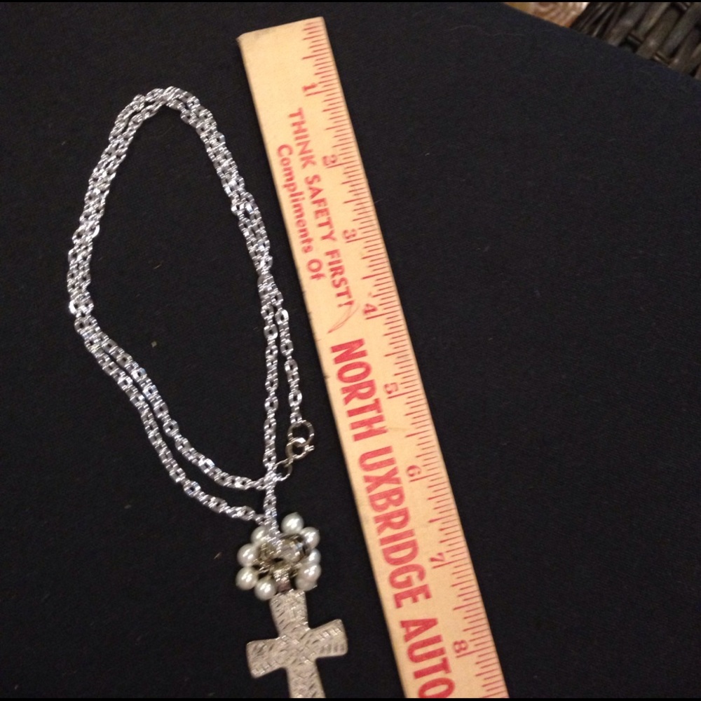 Necklace silver with pearls.