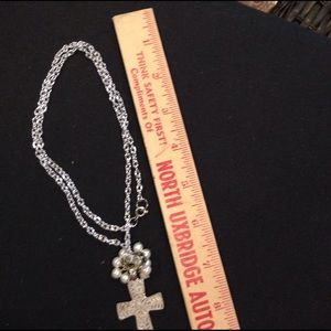 Necklace silver with pearls.