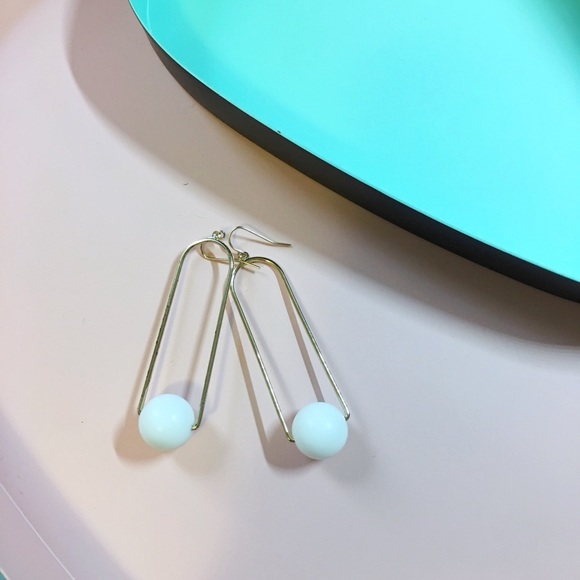 Dramatic oval pendant earring - Picture 2 of 3