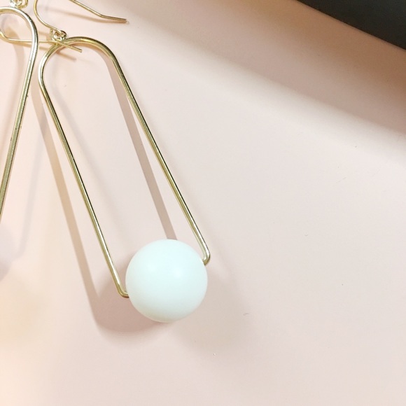 Dramatic oval pendant earring - Picture 3 of 3