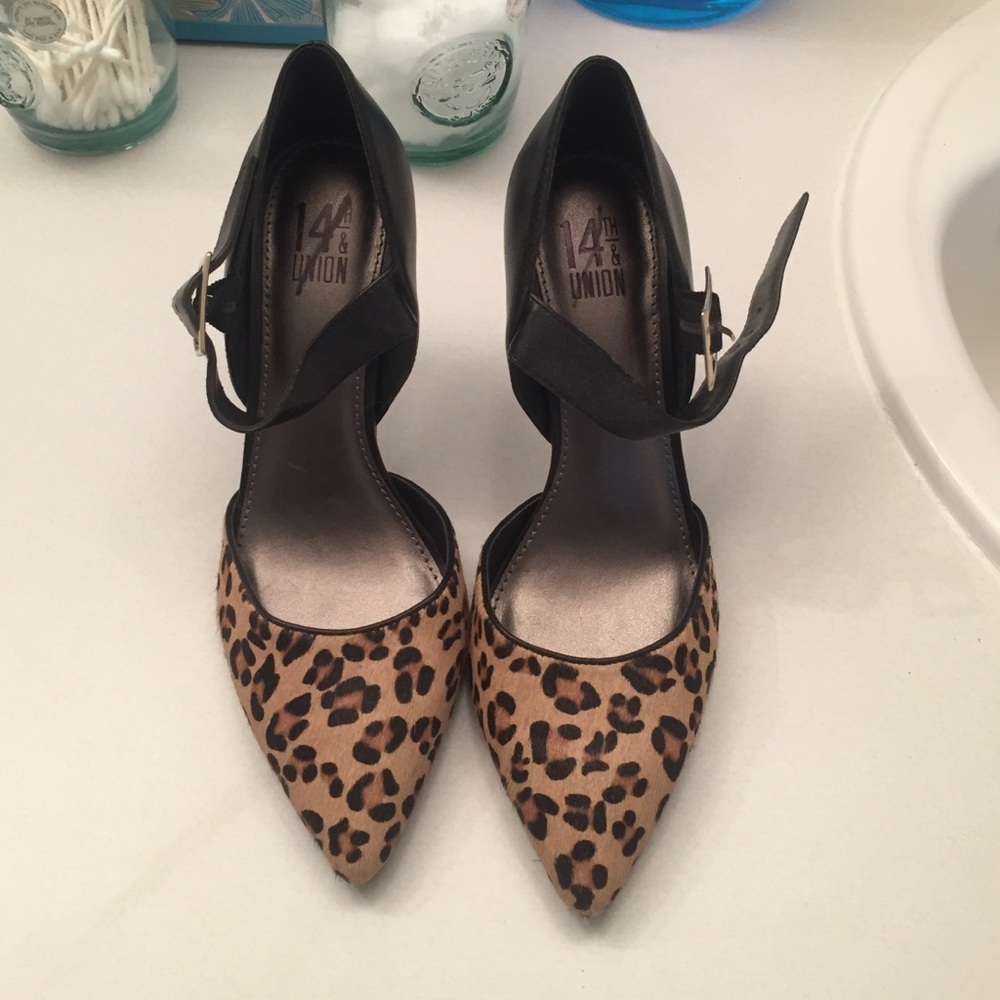 Leopard pumps size 6