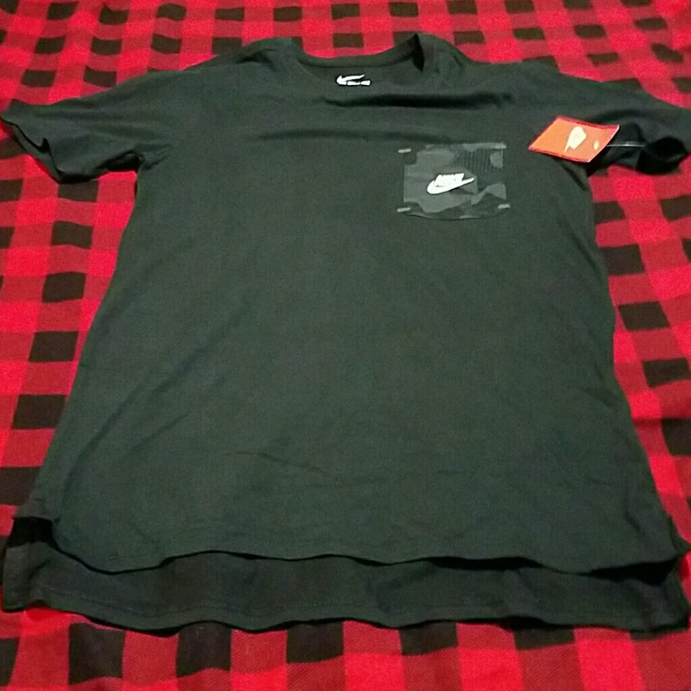 Nike mens shirt camo pocket