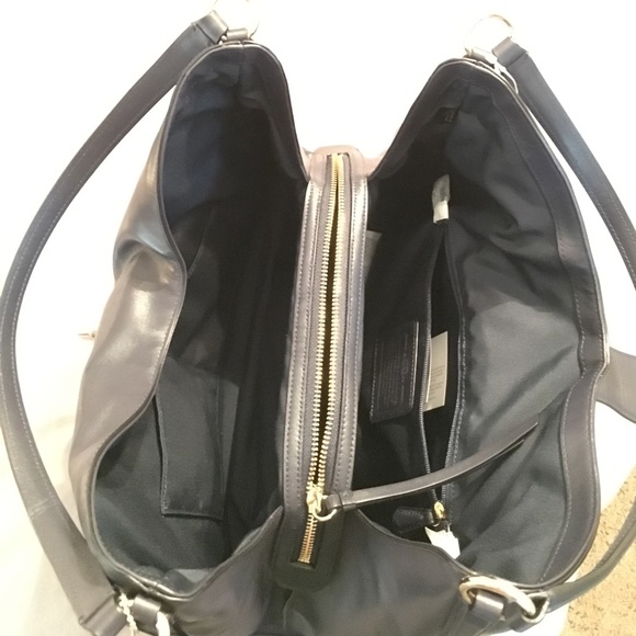 Coach Carlyle Bag in Midnight - Picture 3 of 3