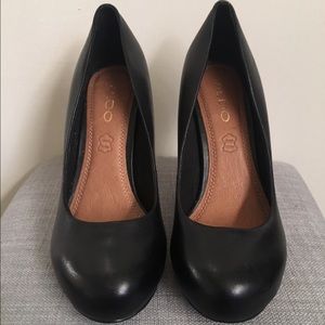 Black ALDO Platform Almond-Toe Heels size 6