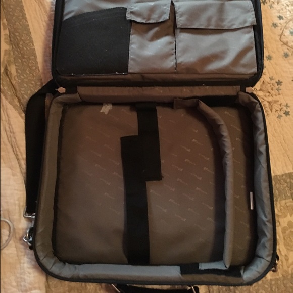 Targus AC0063 Messenger Bag Black Laptop Padded Bag  Almost new Targus laptop bag