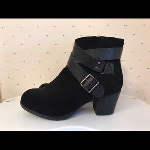 Black Skechers booties
