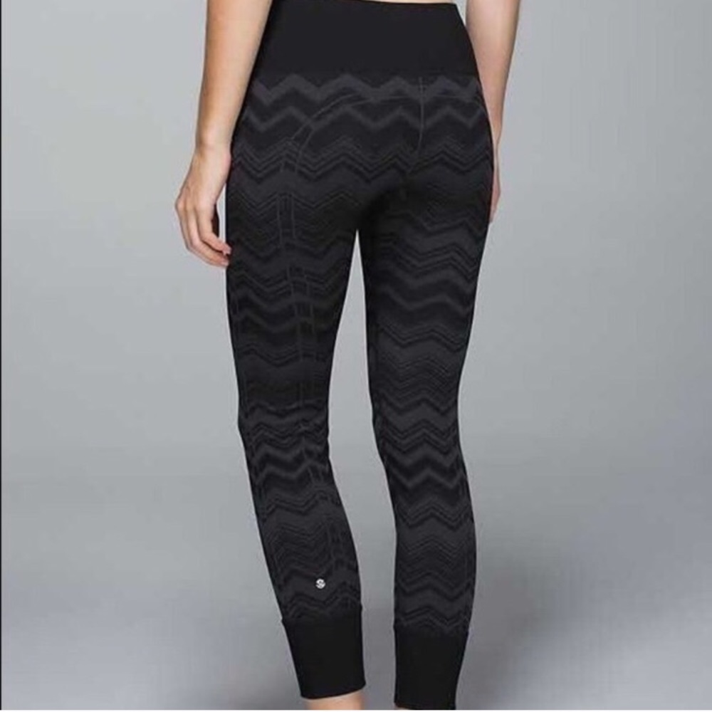 Lululemon Ebb to Street Black/Gray Chevron Legging