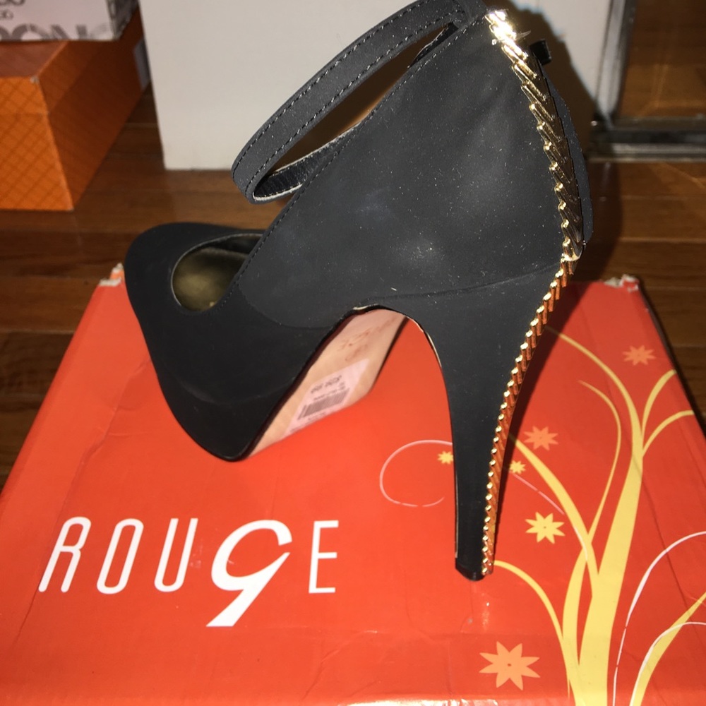 All black pumps gold on the back of the heels - Picture 1 of 3