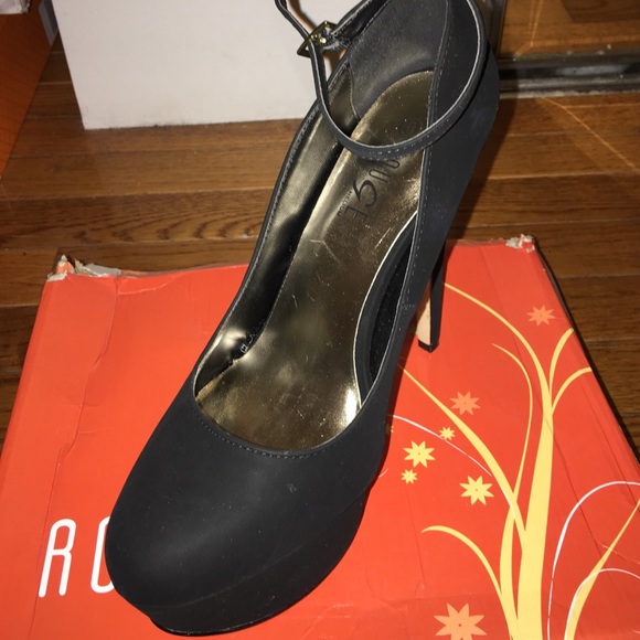 All black pumps gold on the back of the heels - Picture 2 of 3