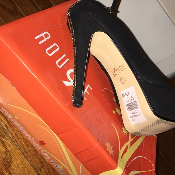 All black pumps gold on the back of the heels - Picture 3 of 3