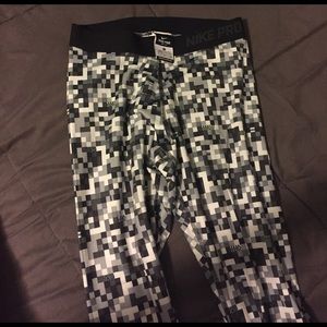 Nike pro leggings small