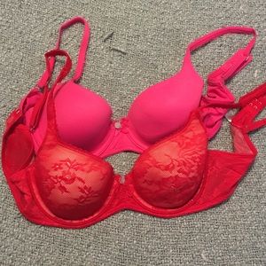 2 Victoria's Secret bras