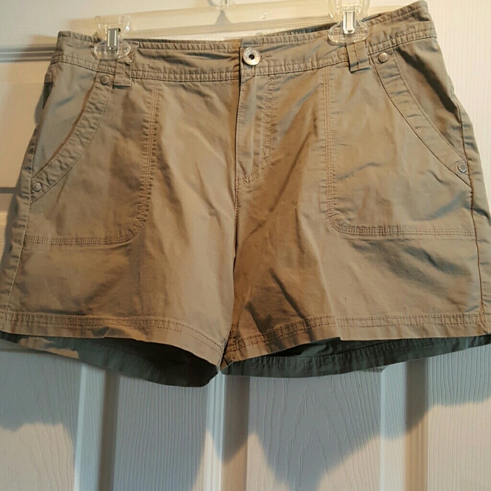 SoLD! ♡♡DKNY khaki green shorts. Sz.8