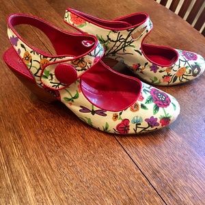 Cute pair of cream and red rose clogs by Not Rated
