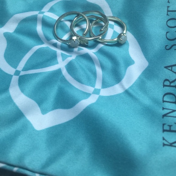 Kendra Scott Ring set in Gold - Picture 2 of 3