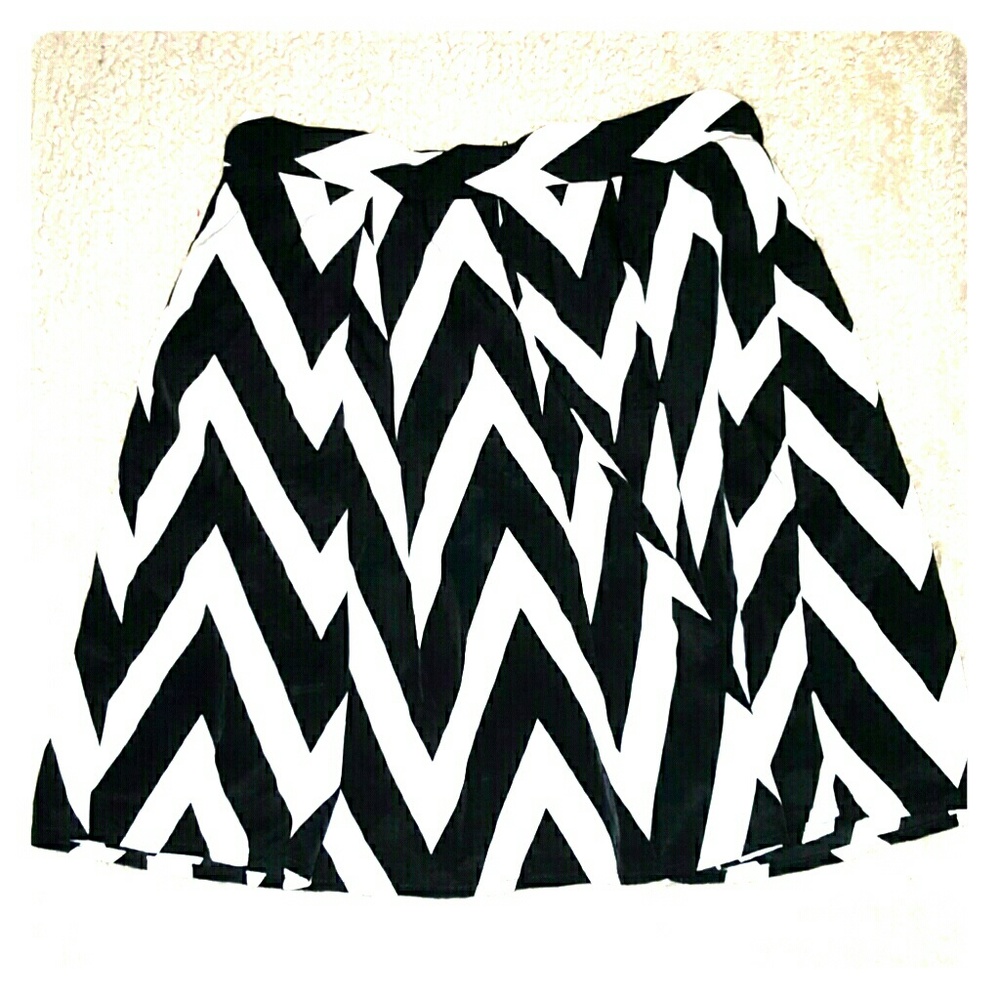 Chevron Black & White Short Skirt M