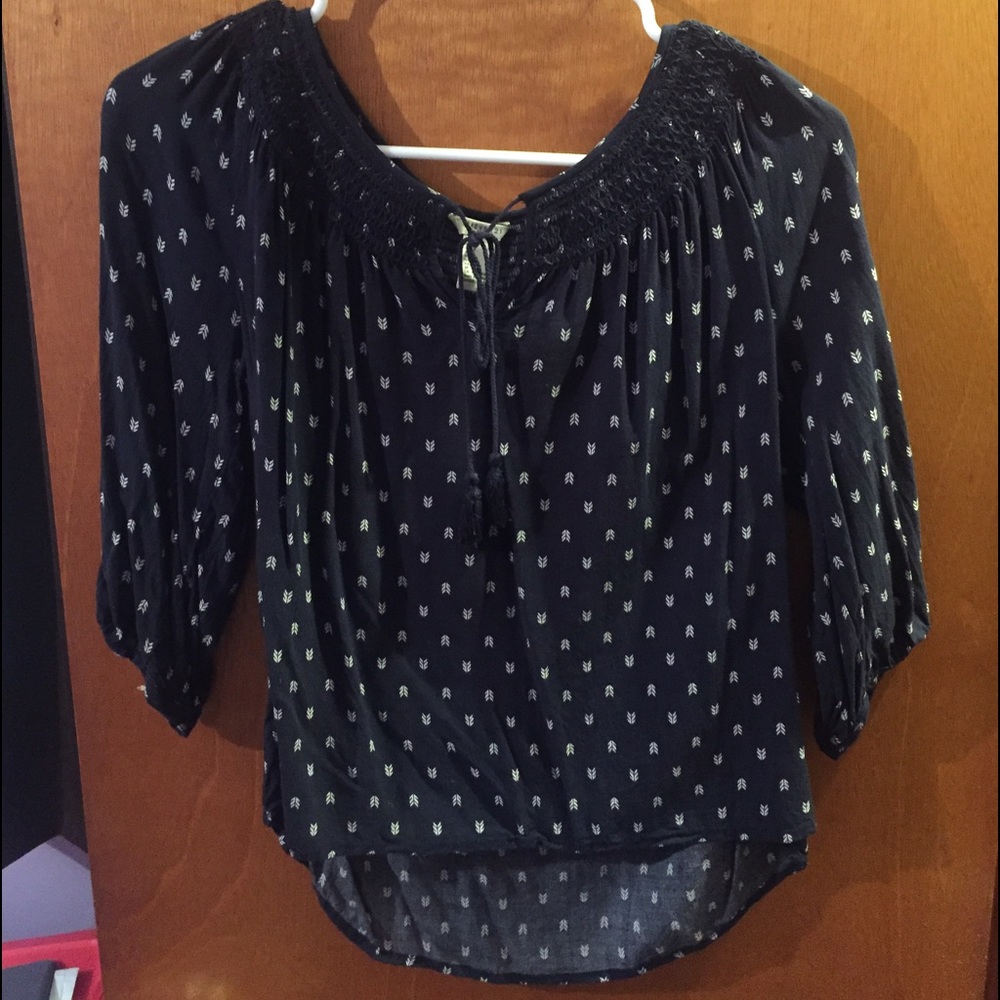 Blue quarter sleeve top with white tribal design