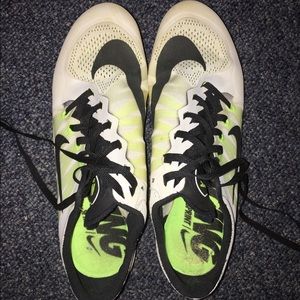 Short distance track spikes