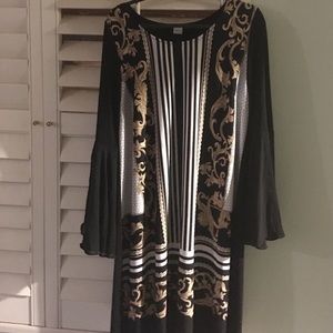 Dress, flared sleeves