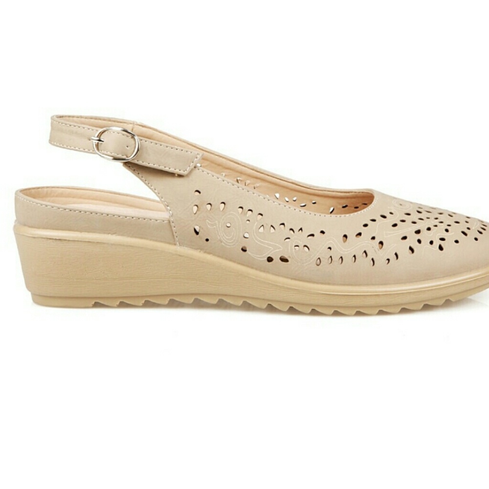 Com feite Sling back women's slipper shoe.. NWOT