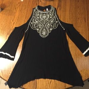 Black/white cold shoulder shark bite top