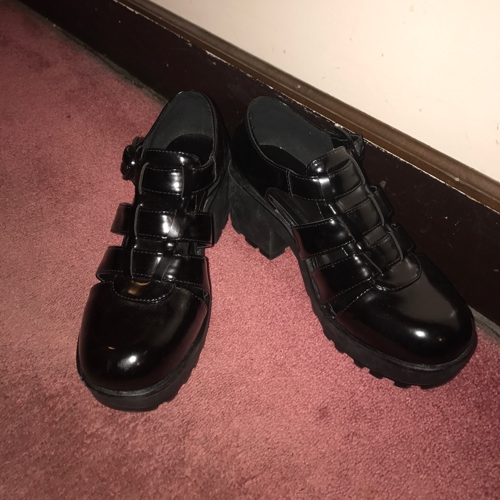 Patent leather cut out platform shoes