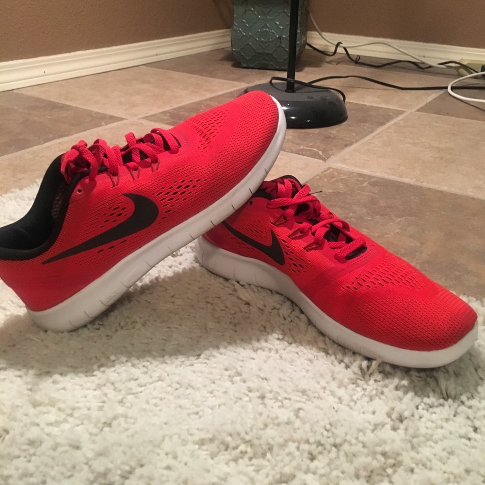 NIKE FREE RUNNING SHOE