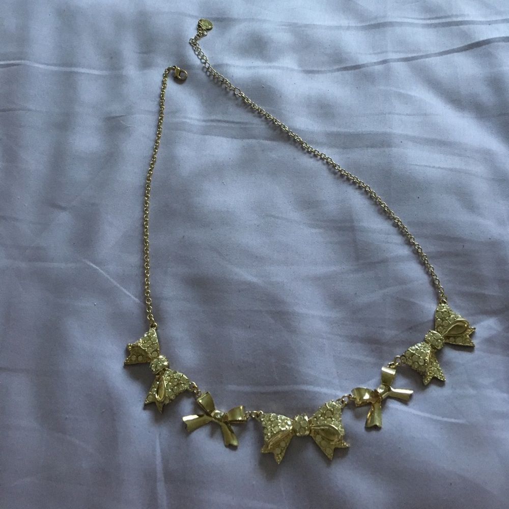 Bow necklace