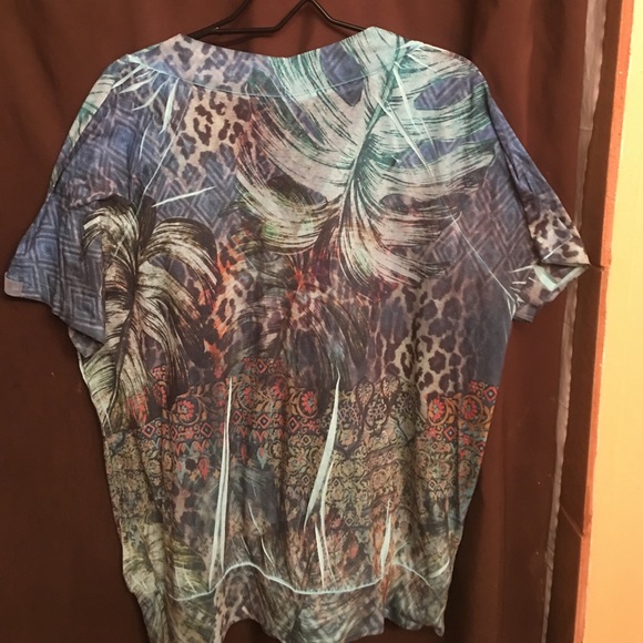 All different colored jewels on V NECK - Picture 2 of 4