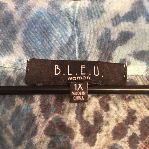 All different colored jewels on V NECK - Picture 3 of 4