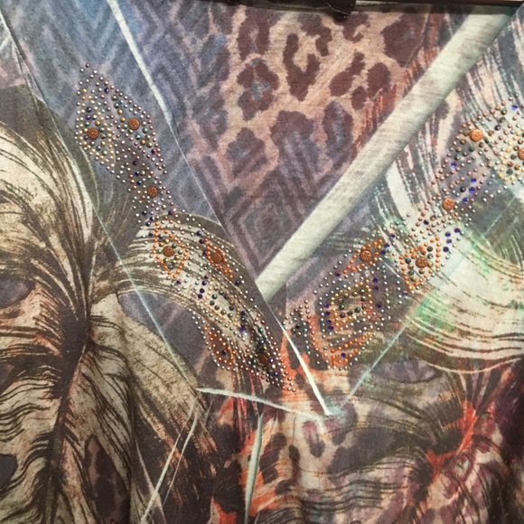 All different colored jewels on V NECK - Picture 4 of 4