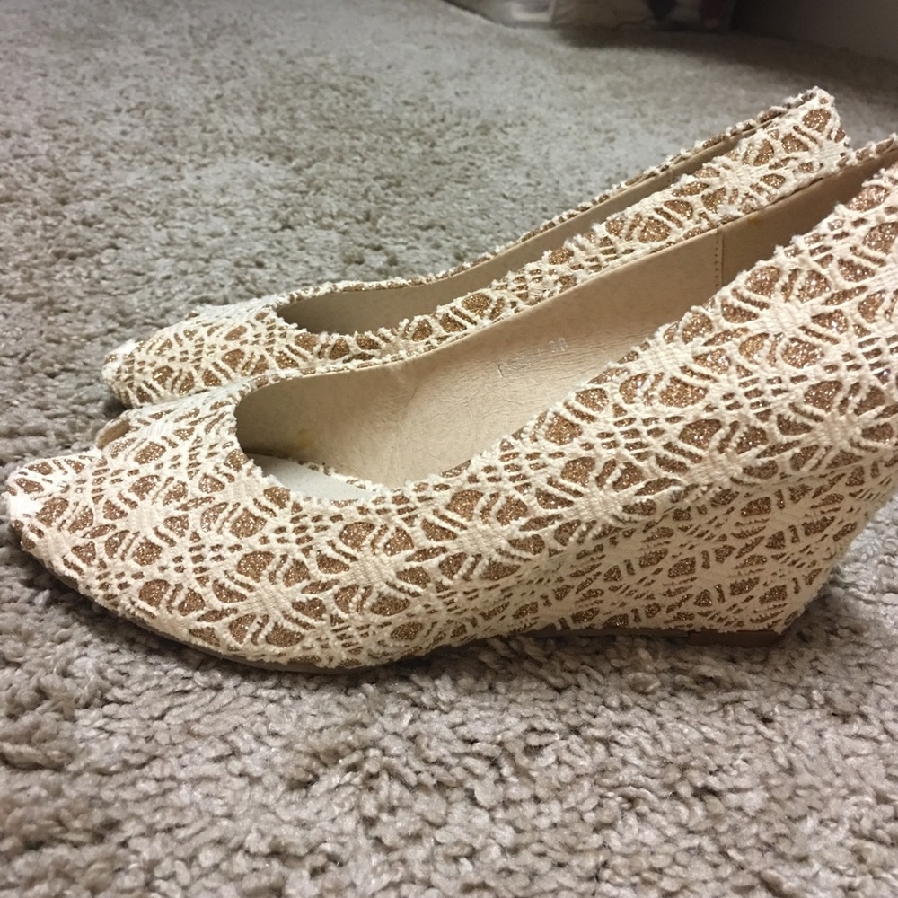 New glitter gold floral lace peep toe wedge